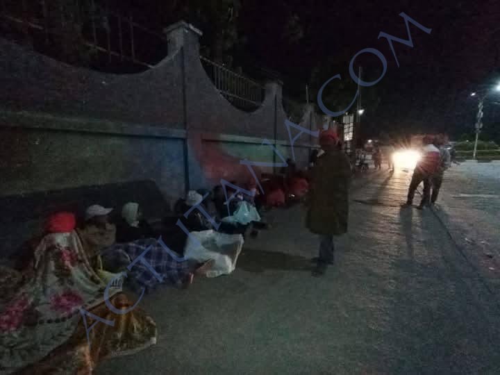 Euh pourquoi vous dormez attendez dans la rue là