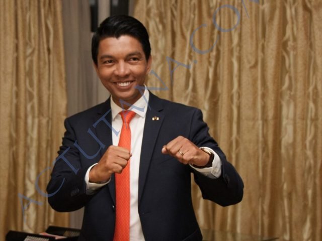 Madagascar presidential candidate Andry Rajoelina holds up his fists in a boxing pose ahead of a televised debate on national television on December 9, 2018 ahead of the second round of the elections. (Photo by Mamyrael / AFP)