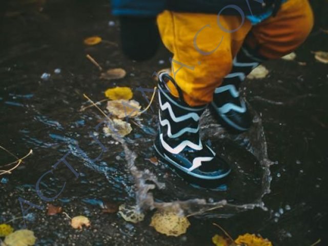 Enfant avec des bottes de pluie