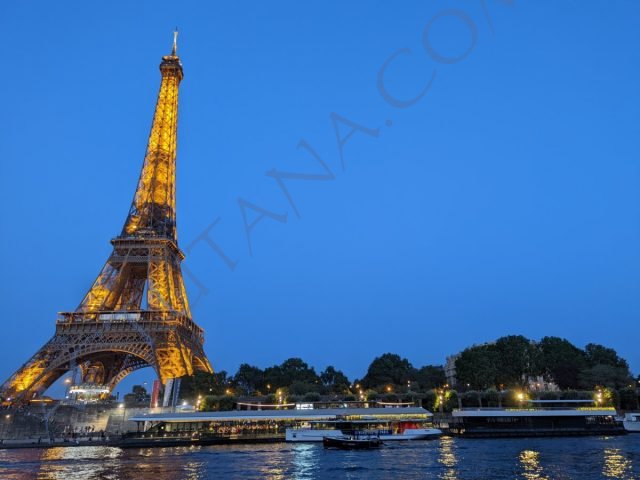 Chloé à la tour Eiffel, à suivre :)
