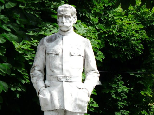 Saint-Béat_statue_Galliéni~2
