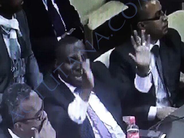 Tiens, une nouvelle diversion, le Ministre danseur ?