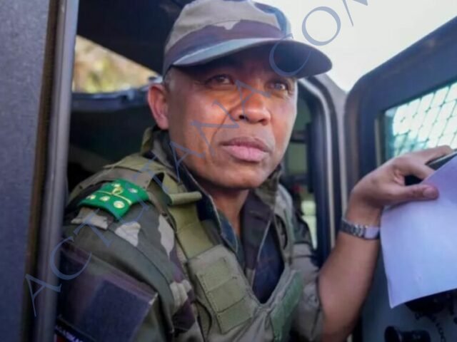 Le commandant de l'unité militaire CAPSAT, le colonel Michael Randrianirina, et ses troupes se rendent à la présidence pour annoncer que les forces armées prennent le contrôle du pays à Antananarivo, Madagascar, le mardi 14 octobre 2025. AP - Brian Inganga